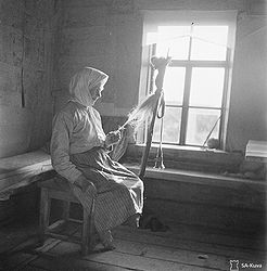 За прялкой. Вехкусельга, 1943. © SA-kuva-arkisto