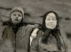 Слоева (ур. Палкина) Варвара Михайловна с внучкой Розой. 1937.