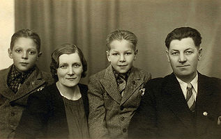 Семен Баранцев из Кяргялы с семьей. 1940-е.