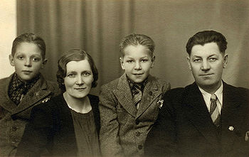 highslide=1:Семен Баранцев из Кяргялы с семьей. 1940-е.
