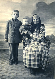 highslide=1:Чеснокова (в зам. Амосова) Параскева Дмитриевна с внуками. 1949.