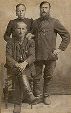 Волковы Лука Михеевич и Василий Михеевич с женой Марией Дмитриевной. Ок. 1908.
