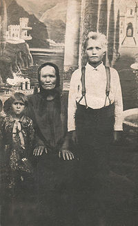 Жена Михаила Дмитриевича Осипова Акулина Андреевна (ур. Лоскутина) с детьми Иваном Михайловичем и Марией Михайловной. 1932.