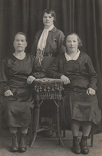 Слева — Чиккуева Анна Ефимовна. 1934.