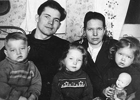 Костилов Василий Петрович, Палкина (Костилова) Зоя Ивановна с детьми: Иваном, Людмилой и Светланой. 1955.