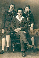highslide=1:Белокурова Зинаида Петровна, Белокуров Андрей Петрович, Палкина Анна Ивановна. Ок. 1930.