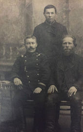 Сидят: Ермолаев Григорий Михайлович, Ермолаев Михаил Никитич. Ок. 1913.