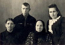 highslide=1:Фото 23. Справа сидит Нестерова (ур. Макарова) Анна Герасимовна. 25.1.1953.