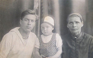 Пезяева (в зам. Петухова) Ирина Петровна с сыном Петухов Алексеем Кузьмичом и внучкой Любовью. 1930.