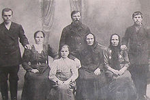 highslide=1:Фото 6. Семья Копаревых из Ахпойлы. Ок. 1916.