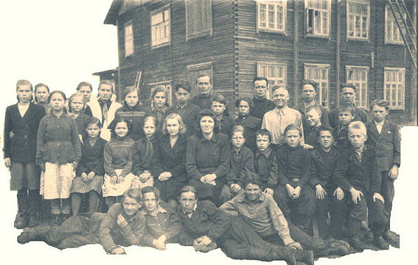 Учителя и учащиеся школы в д.Угмойла. 1931. © www.oma-randu.ru