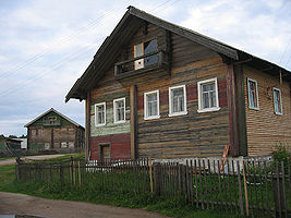 Дома Лебедевых: Онтонан (впереди), первый дом Майдойзин (сзади).