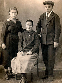 highslide=1:Петр Попов, о котором упоминает автор, на фото 1936 года, с матерью и сестрой.
