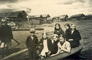 highslide=1:Сямозерская молодежь на празднике в Чуйнаволоке. 1943. Из коллекции Валентины Лутто.