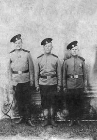 Слева — Александр Иванович Станиславов. Ок. 1917.