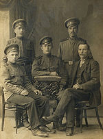 Фото 7. Слева сидит Попов Сергей Гаврилович, справа — Волков Лука Михеевич. Петербург, 4.8.1917.