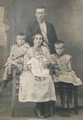 Ермолаевы Григорий Михайлович и Елизавета Викторовна с детьми — Валентиной, Елизаветой и Людмилой. 1926.