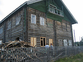 Братья Лебедевы восстанавливают родовой дом (первый дом Майдойзин). 2006.