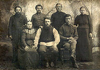 Справа стоит Наталия Стефановна Белокурова (ур. Попова, по 1-му мужу - Станиславова). 1905.